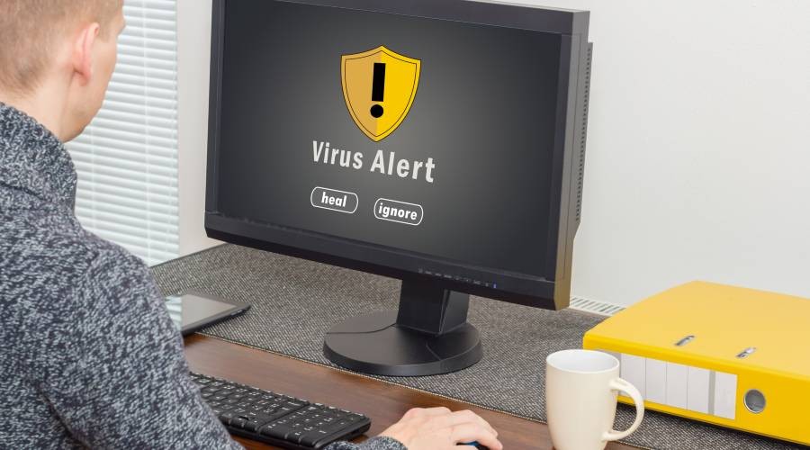 Melding van een virus op de computer Werkcomputer met virus
